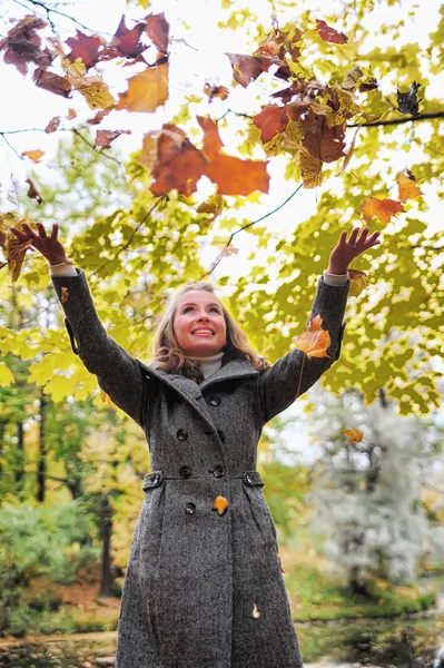 Spaß Mädchen wirft Herbst Laub — Stockfoto