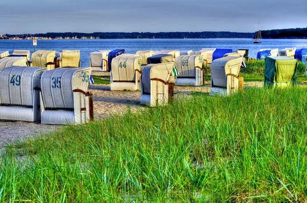 在海滩的连帽的沙滩椅 — 图库照片