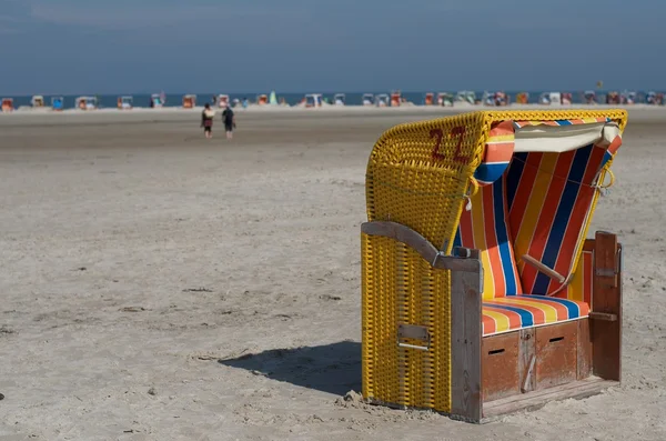 Cadeiras de praia com capuz — Fotografia de Stock