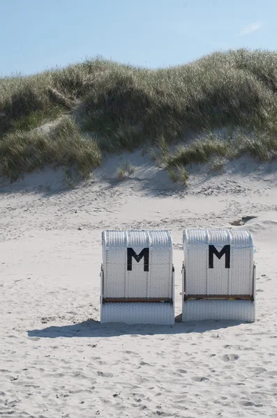 S kapucí plážová lehátka — Stock fotografie