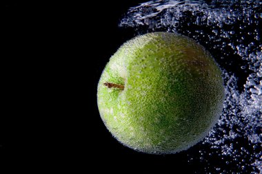 groene appel in een zeepbel