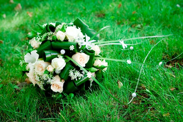 Букет з троянд на зеленій траві — стокове фото