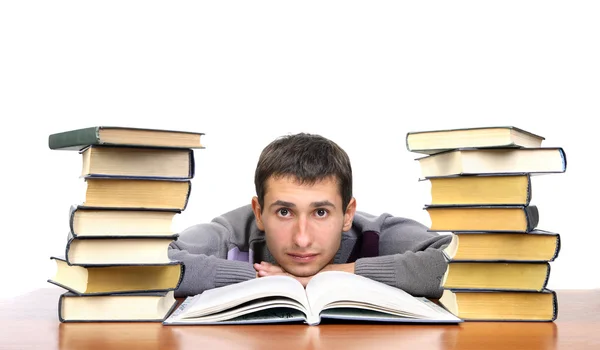 Homem sentado entre os livros — Fotografia de Stock