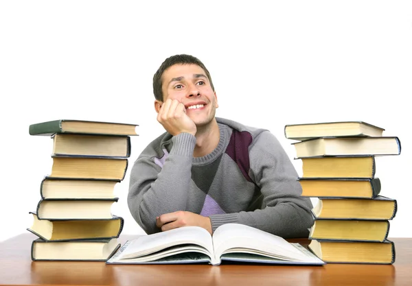 Guy zit onder de boeken — Stockfoto