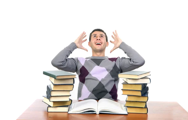 Guy zit onder de boeken — Stockfoto