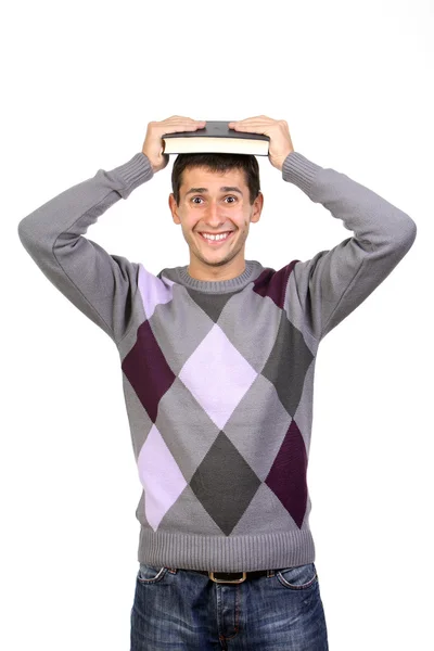 Portret van student met boek over het hoofd op een witte achtergrond — Stockfoto