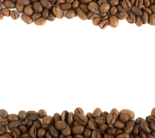 Aromatické kávová zrna na bílém pozadí — Stock fotografie