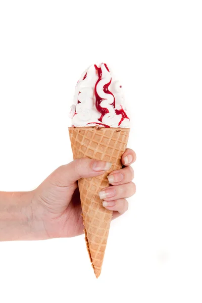 Mão segurando cone de sorvete — Fotografia de Stock