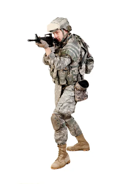 Солдат з рушницею на білому тлі — стокове фото