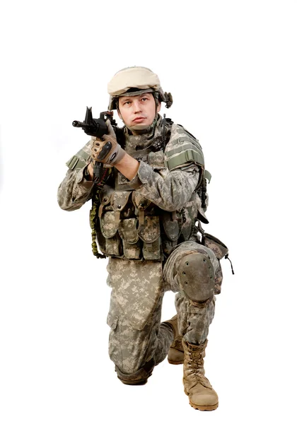 白い背景の上のライフルを持つ兵士 — ストック写真