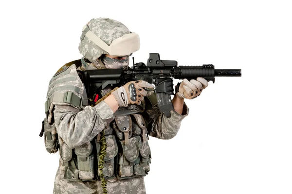 Soldado con rifle sobre fondo blanco —  Fotos de Stock