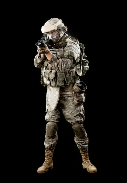 Soldat mit Gewehr isoliert auf schwarzem Hintergrund — Stockfoto