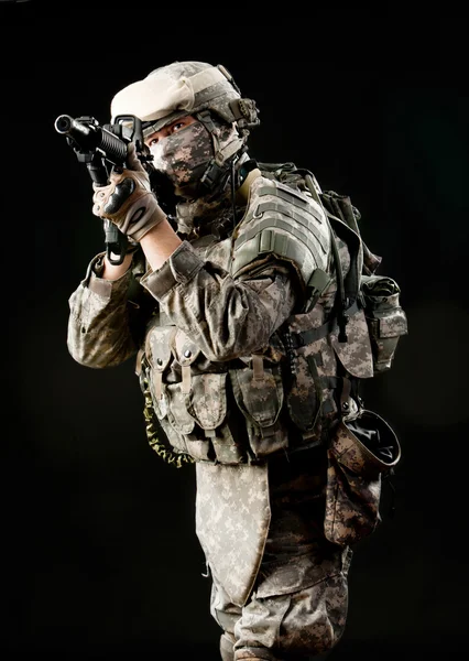 Voják s puškou izolovaných na černém pozadí — Stock fotografie
