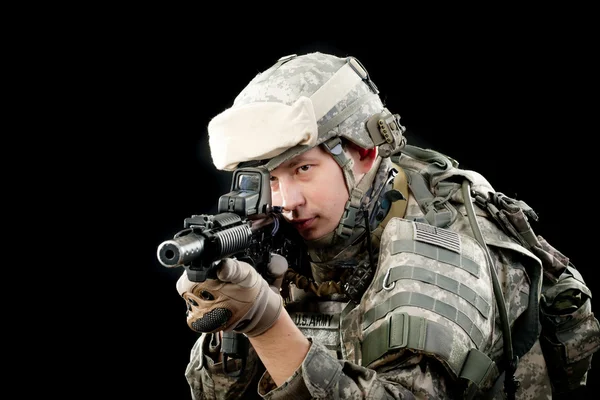 Żołnierz z karabinem na białym tle na czarnym tle — Zdjęcie stockowe