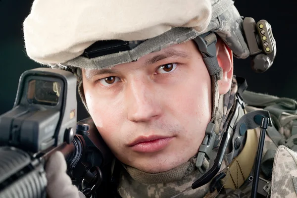 Солдат з гвинтівкою ізольовано на чорному тлі — стокове фото