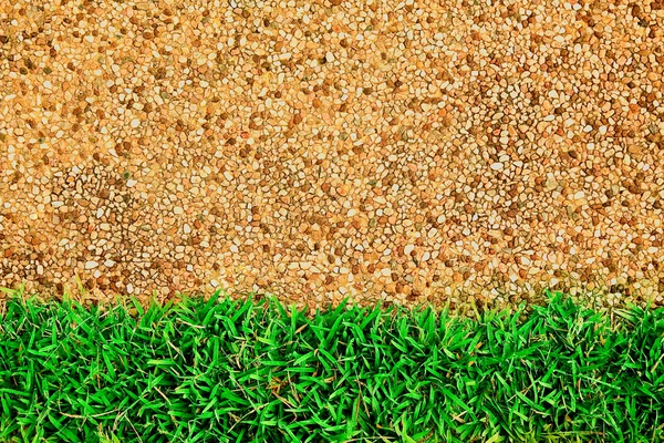 砂のテクスチャ上の緑の芝生 — ストック写真