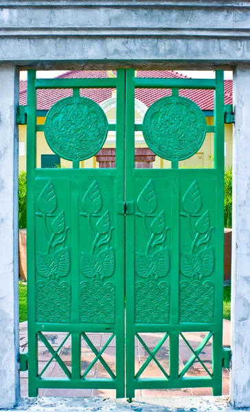 Groene ijzeren deur — Stockfoto
