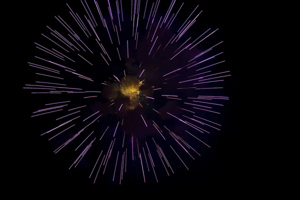 Una raffica di fuochi d'artificio viola contro un cielo notturno . — Foto Stock
