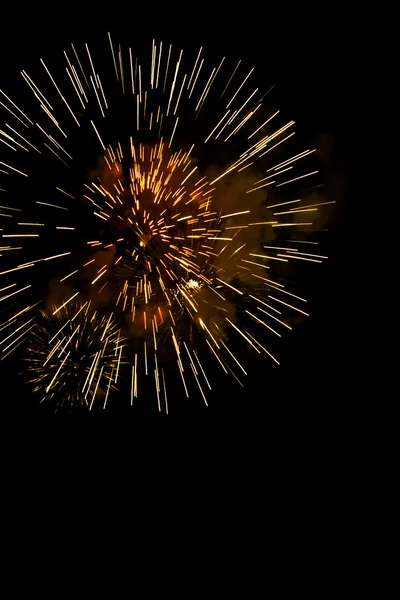 Una raffica di fuochi d'artificio dorati contro un cielo notturno . — Foto Stock