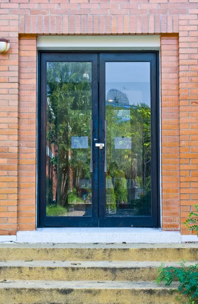 Drzwi szklane w mur z cegły — Zdjęcie stockowe