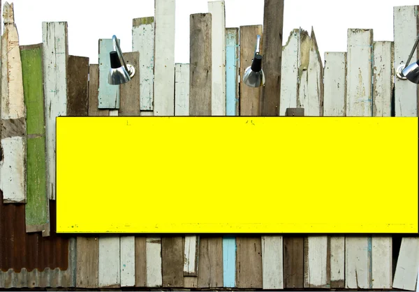 Gelbe Tafel an alter Holzwand mit Sportlicht — Stockfoto