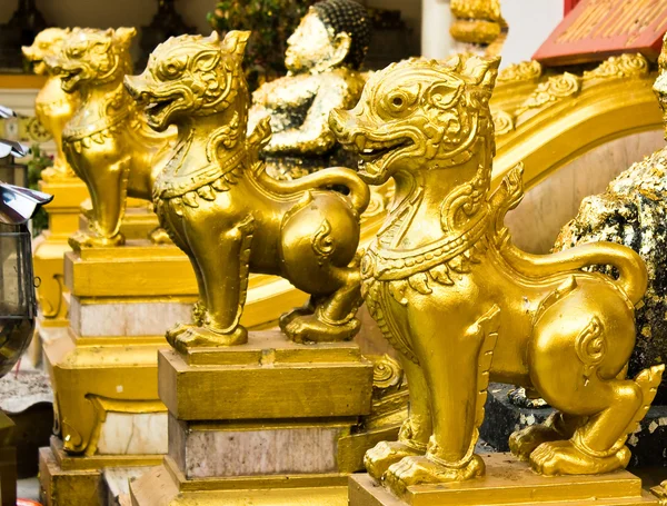 Ταϊλάνδης λιοντάρια άγαλμα στέκεται μπροστά από την είσοδο του ναού — Φωτογραφία Αρχείου