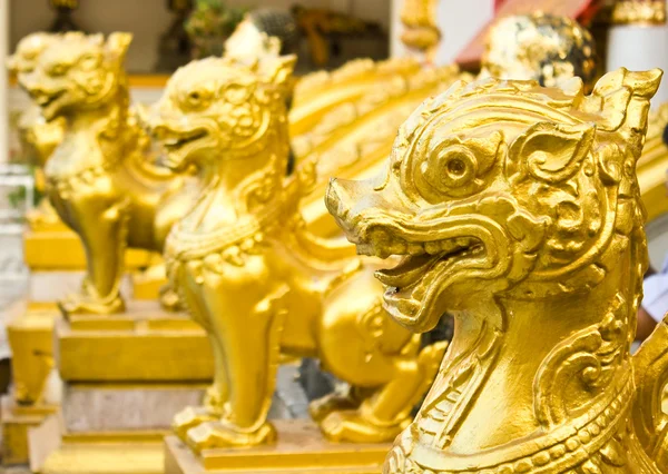 Cabeza cerca de la estatua de los leones tailandeses de pie frente a la temperatura —  Fotos de Stock