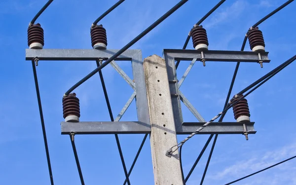 Posto de eletricidade no céu azul na Tailândia — Fotografia de Stock