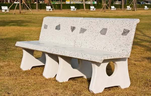 Marmur krzesło ogrodowe na trawie brązowy — Zdjęcie stockowe
