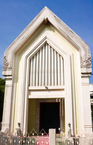Entrada da igreja do templo tailandês no nordeste da Tailândia — Fotografia de Stock