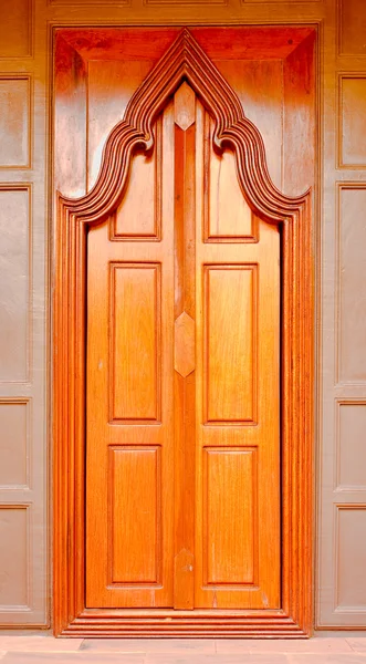 タイ風木造寺院のドア — ストック写真