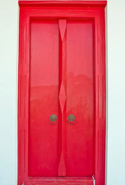 La puerta de madera roja del templo tailandés con el estilo chino de la puerta del golpe —  Fotos de Stock