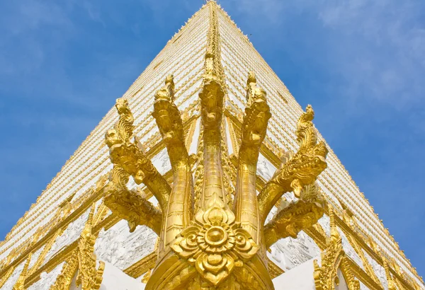 Kopf der goldenen Naga im blauen Himmel — Stockfoto