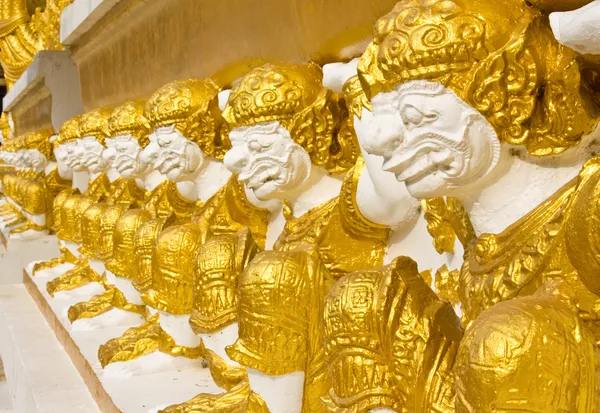Gigantów tajski rzeźba siedzącej i noszenie na plecach — Zdjęcie stockowe
