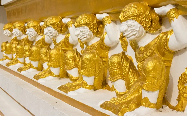 Thaise reuzen sculptuur vergadering en met op de rug — Stockfoto