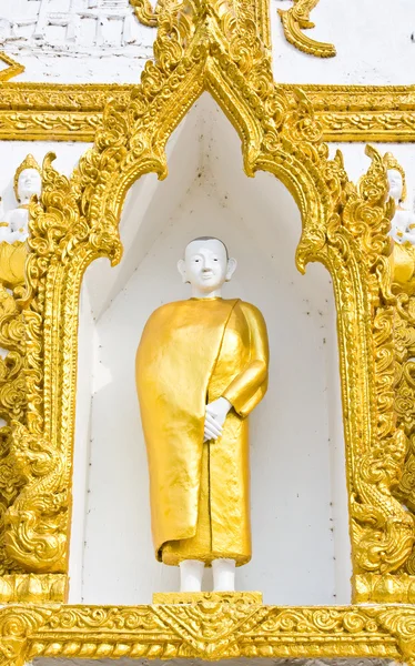 Escultura de monge em moldura de arte estilo tailandês — Fotografia de Stock