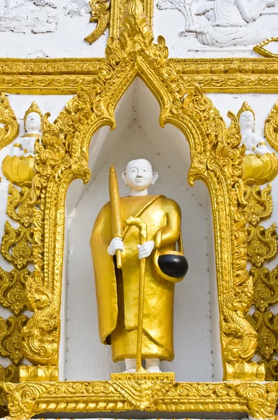 Escultura monje en marco de arte de estilo tailandés — Foto de Stock
