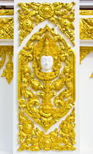 Socha o náboženství na wall thajském chrámu — Stock fotografie