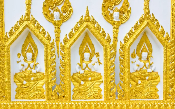 Posąg o religii na ścianie świątyni tajski — Zdjęcie stockowe