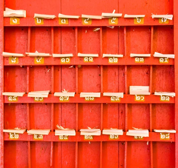 Starý červený stojan s starý list — Stock fotografie