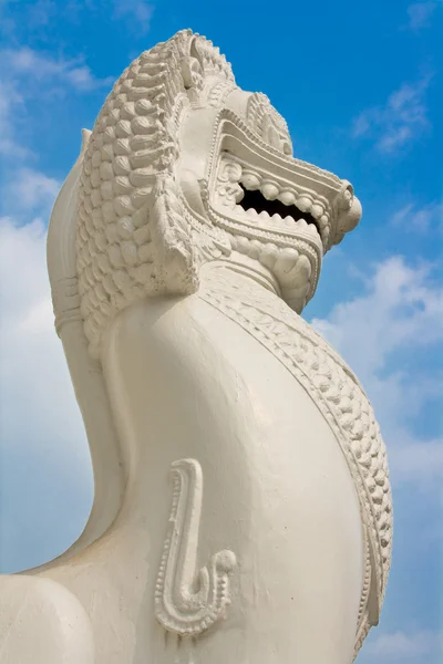 Löwenstatue im thailändischen Stil am blauen Himmel — Stockfoto