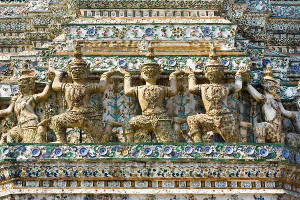 Wächterstatue (yak) am Tempel wat arun — Stockfoto