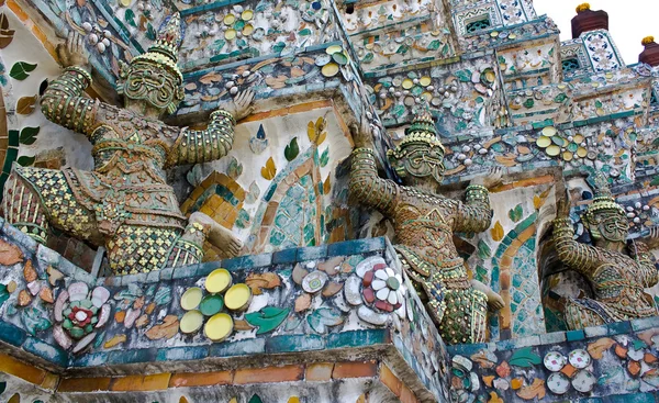 Wat Arun Tapınağı'nda koruyucu heykel (yak) — Stok fotoğraf