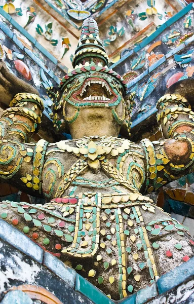Хранитель статуи (як) в храме Ват Арун — стоковое фото