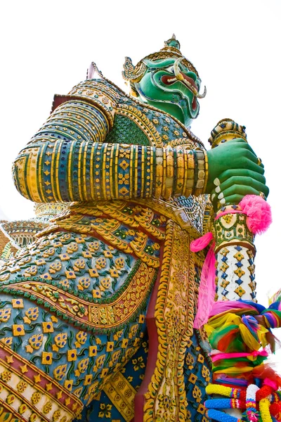 Démon střežit socha na "wat arun" v Thajsku. — Stock fotografie