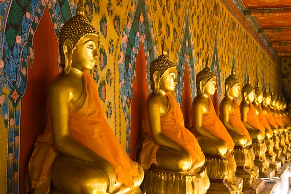 Buddha staty vid wat arun bangkok thailand — Stockfoto