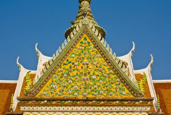 Övre delen av thailändsk stil arkitektur — Stockfoto