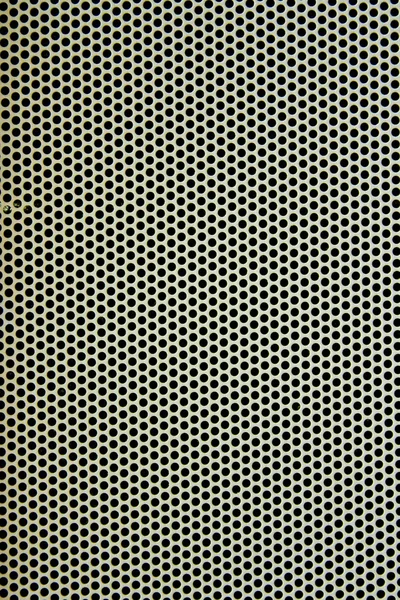 Placa metálica blanca con muchos agujeros circulares pequeños — Foto de Stock