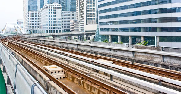 Sky vlaku železniční trať v Bangkoku — Stock fotografie
