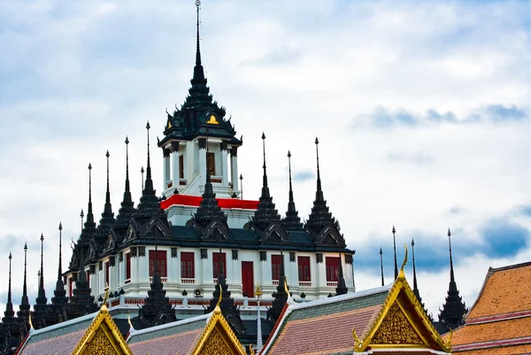 Loha prasat kovových palác v Bangkoku Thajsko nazvaný wat ratchanada — Stock fotografie